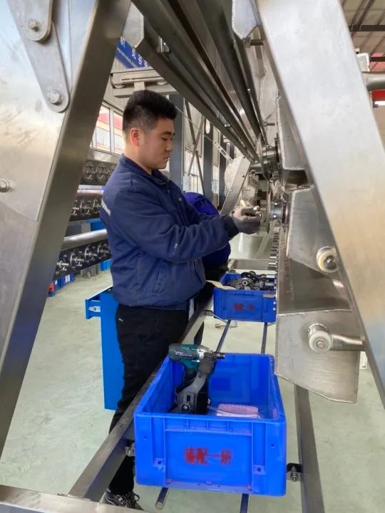 技術(shù)標(biāo)兵 敬業(yè)楷模-李洋 技術(shù)標(biāo)兵 敬業(yè)楷模-李洋